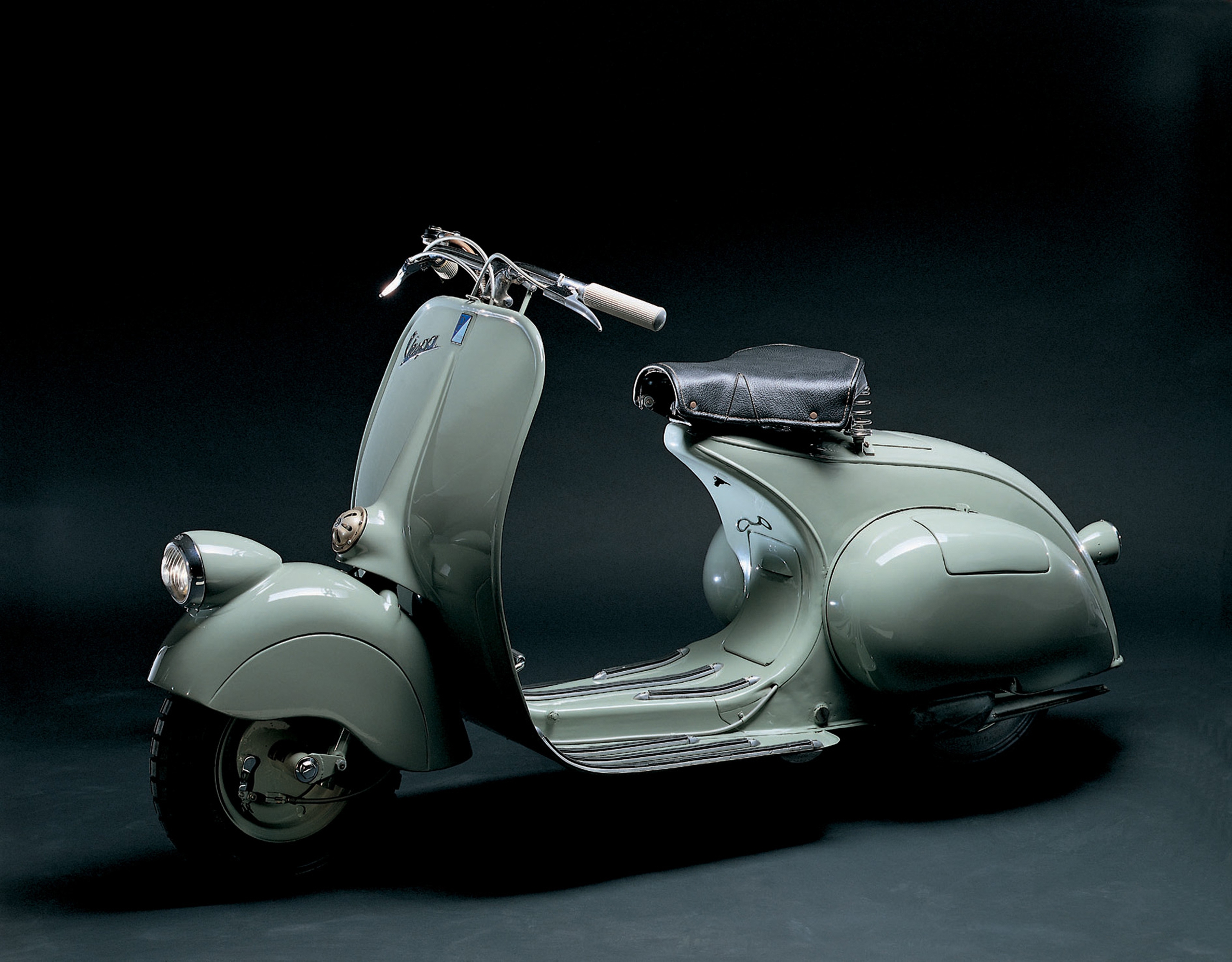 01-vespa-98-1946-17791692158041782590327 Người Ý gọi nó là "con ong", cả thế giới gọi nó là biểu tượng, Vespa ra mắt bộ sưu tập kỷ niệm 80 năm tại Việt Nam - Ảnh 3.