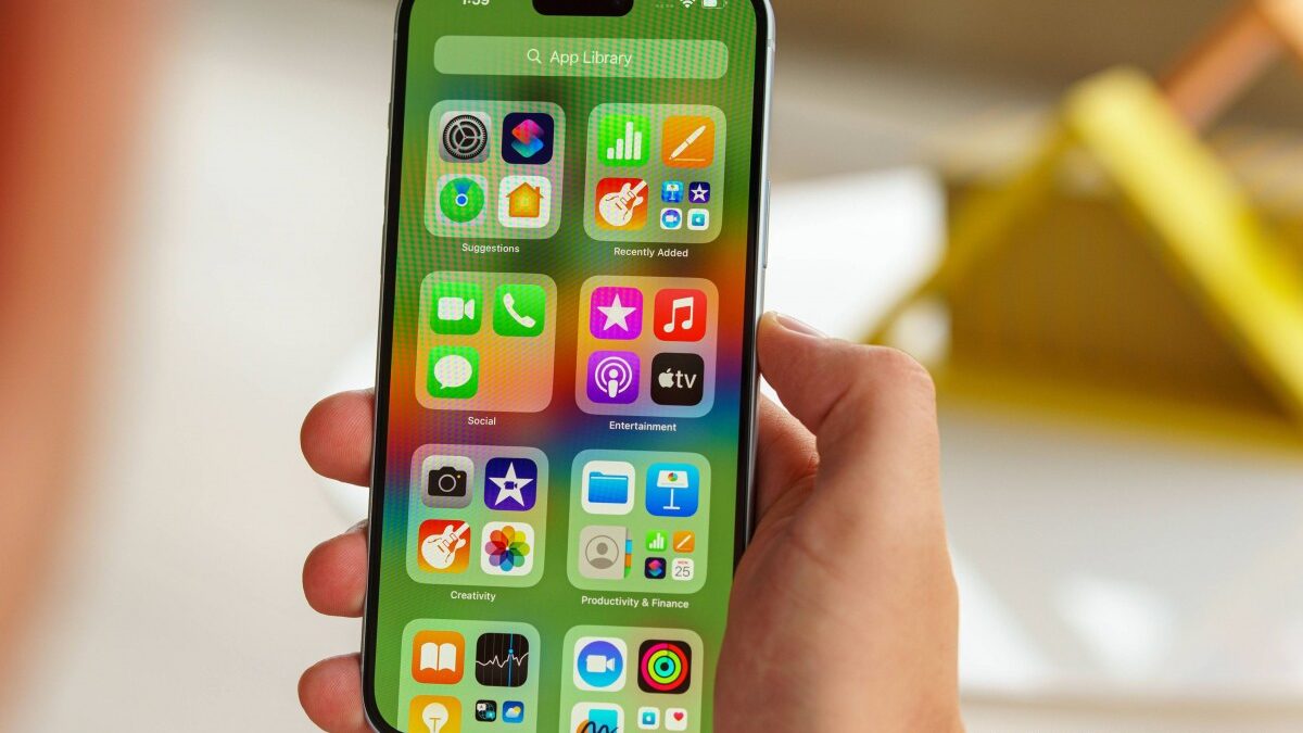 Giá xăng dầu hôm nay 13/4: RON 95, dầu diesel duy trì mức giảm sâu như giá iPhone 15 Plus