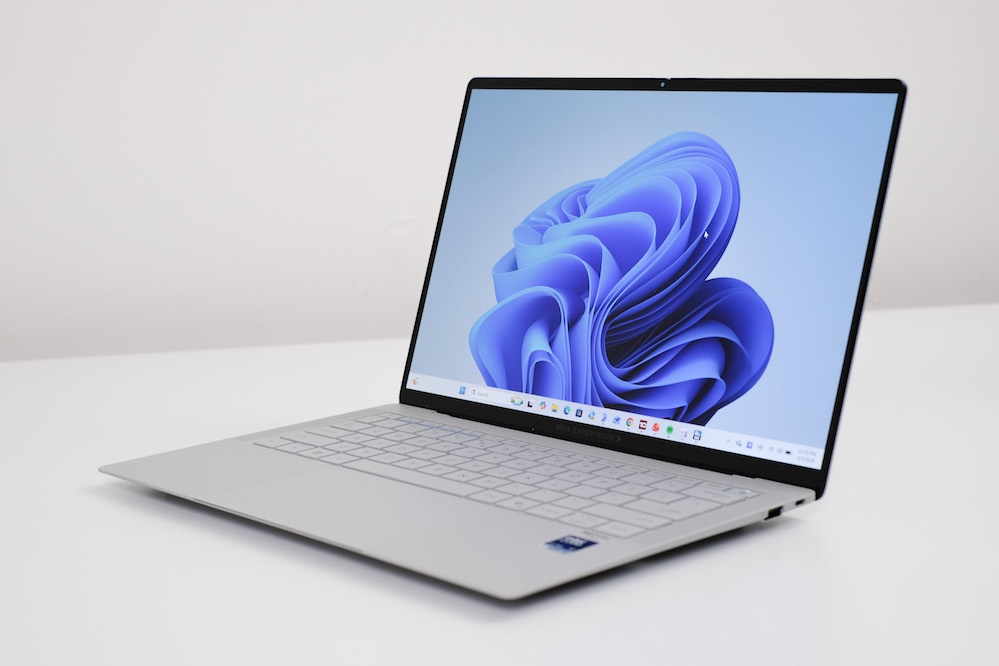 ASUS ra mắt ExpertBook Ultra tại Việt Nam: Thiết kế mỏng nhẹ, trang bị công nghệ AI, giá 100 triệu đồng