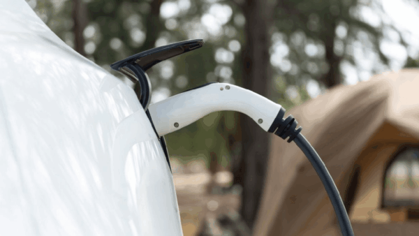 Hạ tầng sạc lớn nhất thế giới tạo nên điều chưa từng có: Người Trung Quốc đua nhau sống ngay trong xe điện