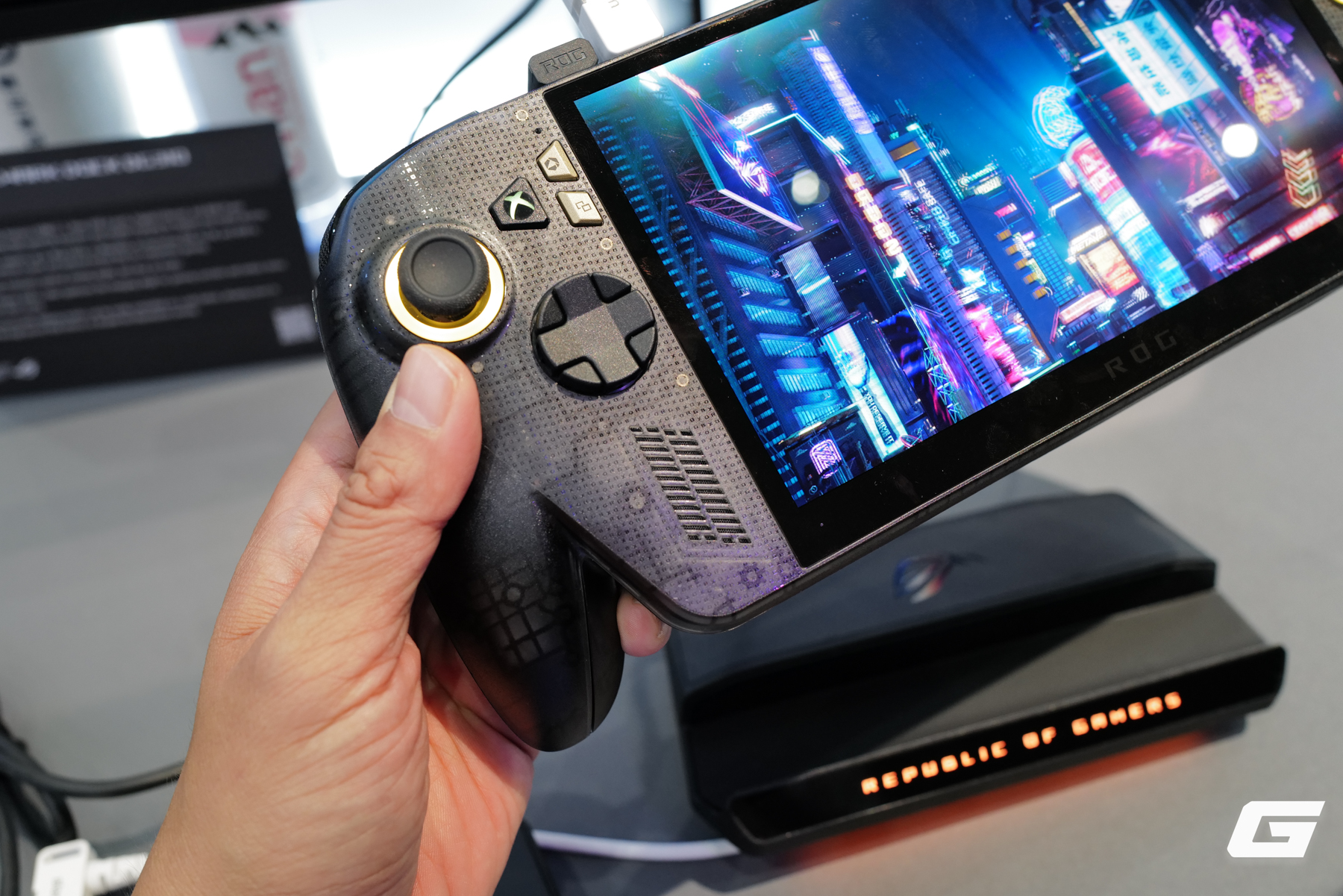 Dạo quanh gian hàng ASUS ROG tại Computex 2026: Laptop SCAR 18 với màn 4K 240Hz, Xbox Ally kỷ niệm 20 năm và concept handheld đầy hứa hẹn - Ảnh 9.