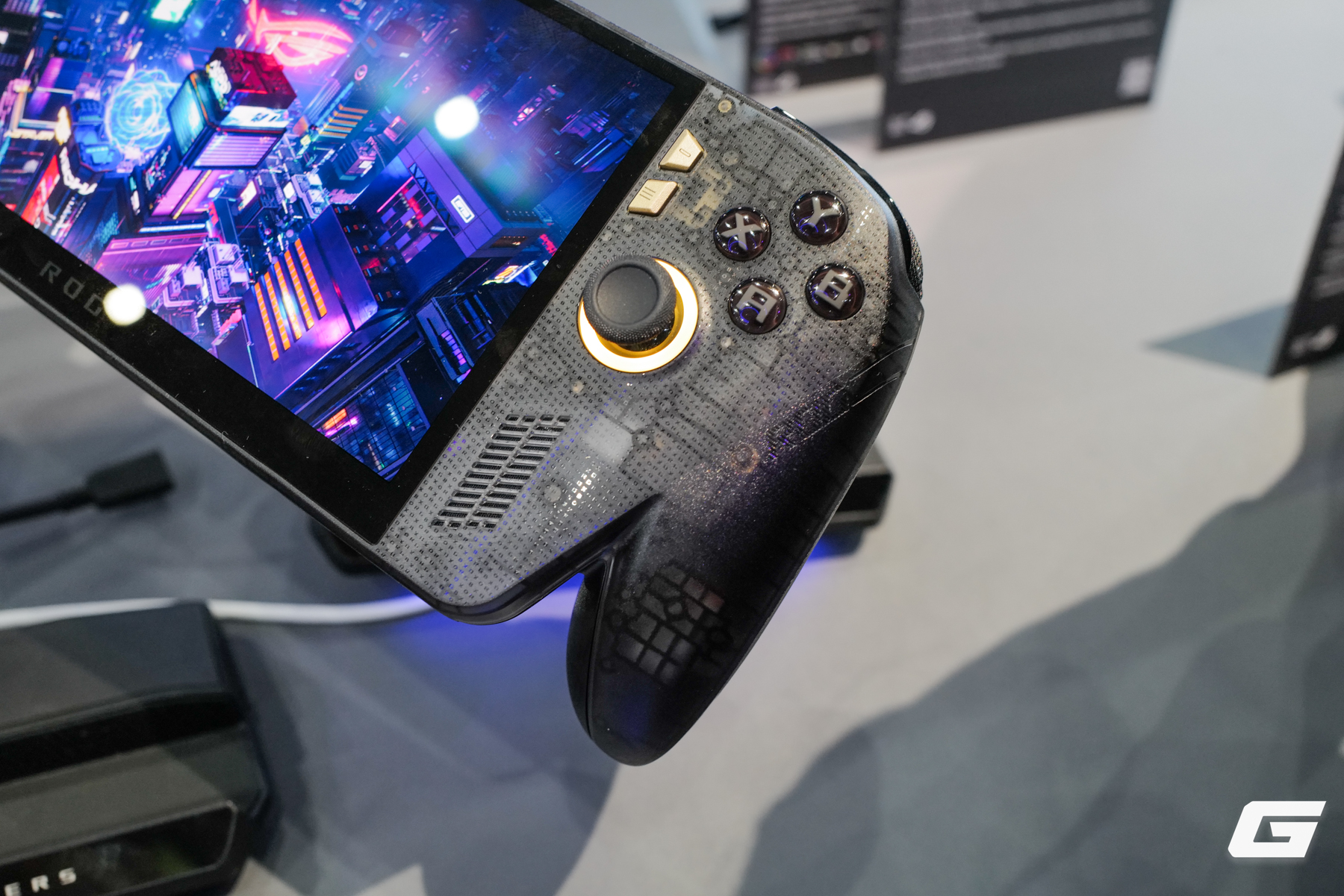 Dạo quanh gian hàng ASUS ROG tại Computex 2026: Laptop SCAR 18 với màn 4K 240Hz, Xbox Ally kỷ niệm 20 năm và concept handheld đầy hứa hẹn - Ảnh 11.
