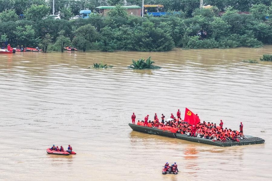w020260710367975739454-17836573990641826487883 Cận cảnh "tàu sân bay cứu hộ" của Trung Quốc, giải cứu thần tốc hơn 6000 sinh viên bị cô lập suốt 3 ngày tại Quảng Tây - Ảnh 3.