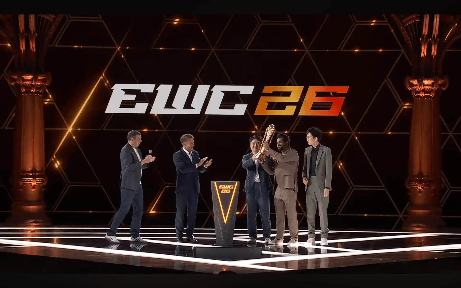 2234-1787644687877777992825 AG.AL lật kèo ngoạn mục trước đương kim vô địch, giành cúp vô địch Esports World Cup 2026 ngay tại Paris - Ảnh 3.