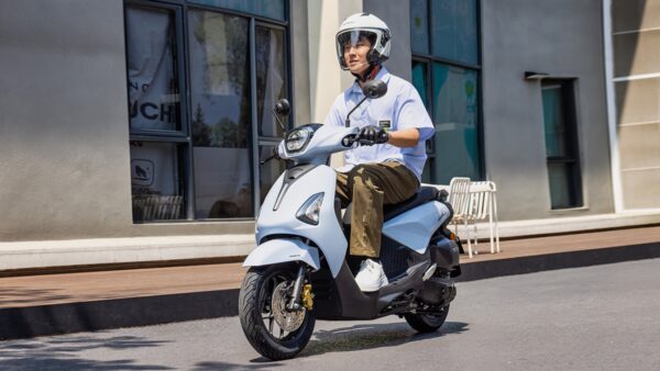 “Xe tay ga quốc dân” Honda Vision sắp gặp đối thủ lớn: Động cơ eSP, có phanh ABS, cùng nhà Honda mà giá rẻ không tưởng!
