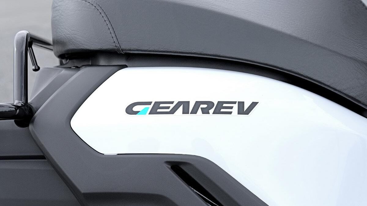 “Vua giao hàng” Yamaha GEAREV vừa ra mắt: Đi 100 km mỗi lần sạc, trang bị số lùi cực chất