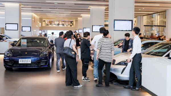 Mua ô tô cũ 213 triệu đồng, lái thử vài trăm mét đã đòi hoàn tiền