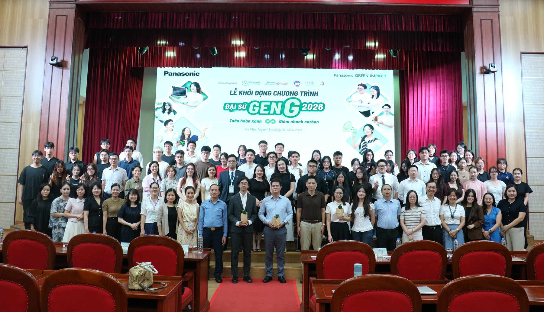 ong-dai-su-gen-g-2026-nhan-duoc-su-dong-hanh-va-huong-ung-tu-cac-ban-tre-sinh-vien-va-dai-dien-cac-truong-dai-hoc-lon-tai-ha-noi-1787204270027-17872042701851107500954