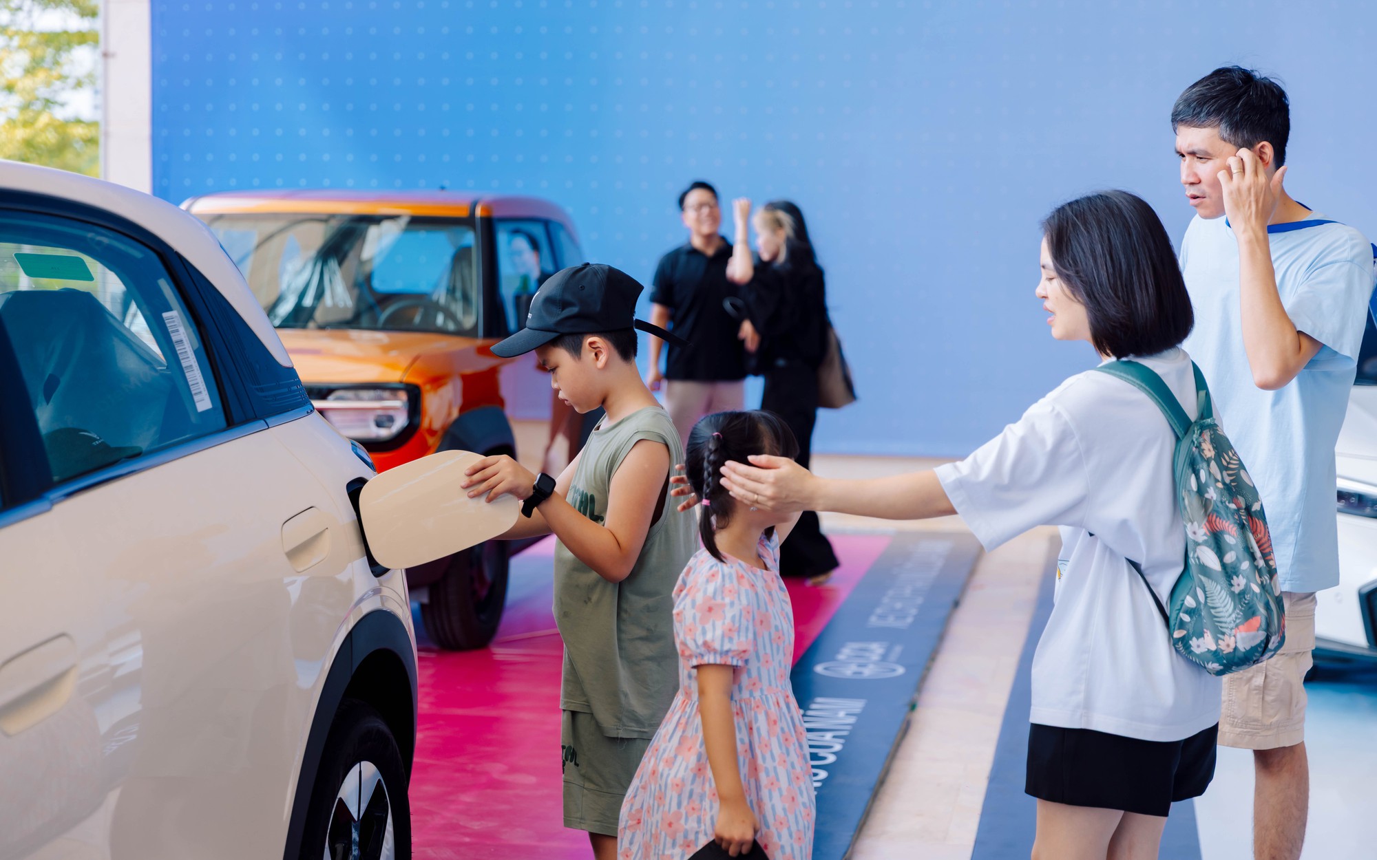 Khai mạc VIMS 2026: Khách đến từ trước giờ mở cửa, khu trưng bày và khu lái thử kín người tham quan - Ảnh 10.